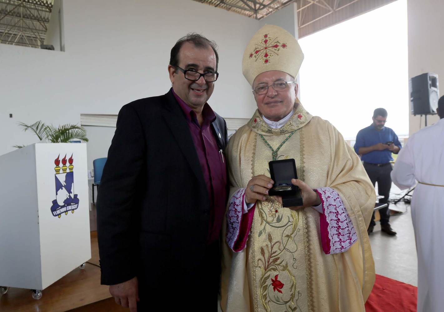 O reitor Angelo Antoniolli com Dom Mario Rino, em missa que celebrou os 50 anos da UFS e da chegada do pároco ao Brasil