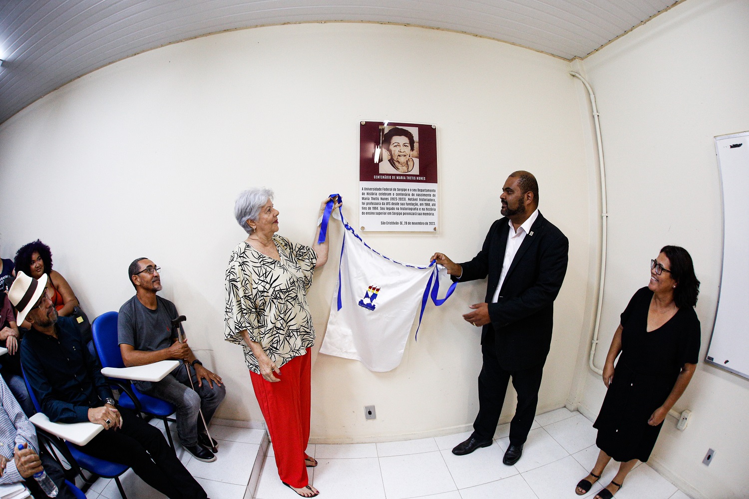Placa comemorativa do centenário de Maria Thetis Nunes. (foto: Pedro Ramos/Ascom UFS)